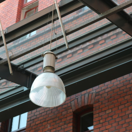 Schönes Glasdach im Atrium mit einer Lampe